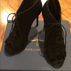 Pour la Victoire Open toe black suede bootie